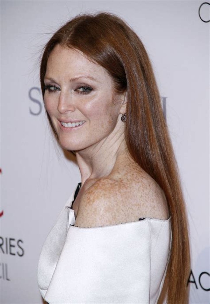Julianne Moore Bra Size, Age, Weight, Height, Measurements